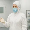 نقش لباس کلین روم در جلوگیری از آلودگی‌های میکروبی در صنایع دارویی